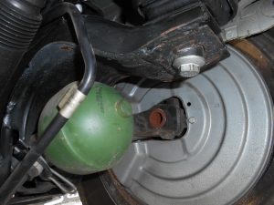 6 Dépose 2 vis de fixation arrière