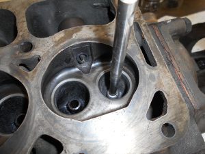 Pose de l'axe dans le guide de soupapes