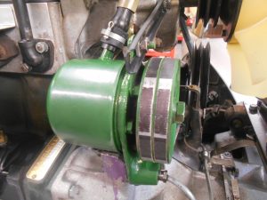 90. Repose pompe + courroies neuves