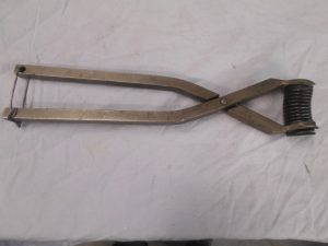 100. Pince à ressort de frein à main