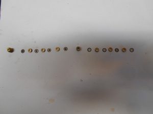 10. L'ensemble nettoyé des 7 disques + 7 rondelles + l'osselet central + la vis