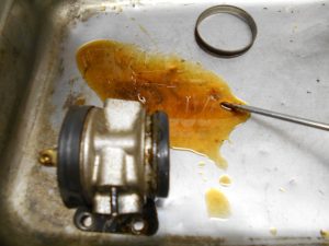 2. Dépose de la bague avec un tournevis plat