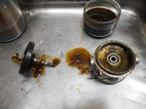 6. Après dépose du circlips d'un côté, dépose du tiroir (ou navette) tout équipé de l'autre côté