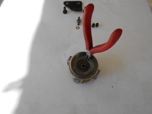 8 Dépose de la vis avec un tournevis à bord plat