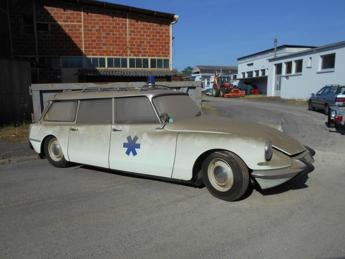 ID19 Ambulance 1967 - Citromuseum, the museum of Citroën cars