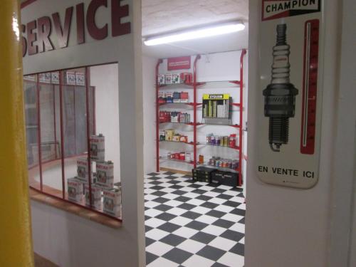 Premières étagères en place.