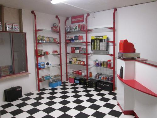 Étagères en place.