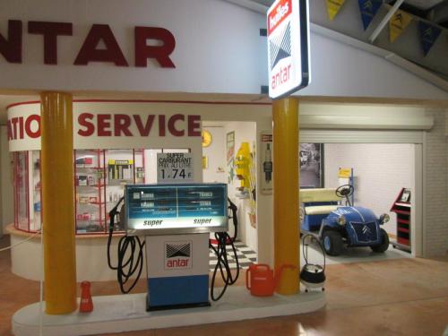 Boutique et coin garage.